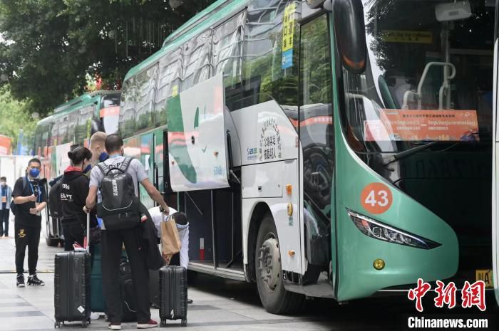 近日有报道称，由于马蒂普重伤可能赛季报销，利物浦有意引进拉克鲁瓦填补防线空缺。